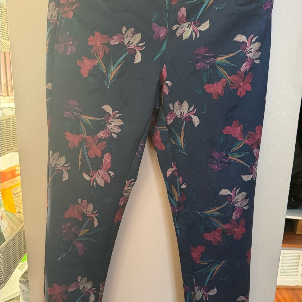 Blue and Pink Floral Leggings with Form-Fitting Design